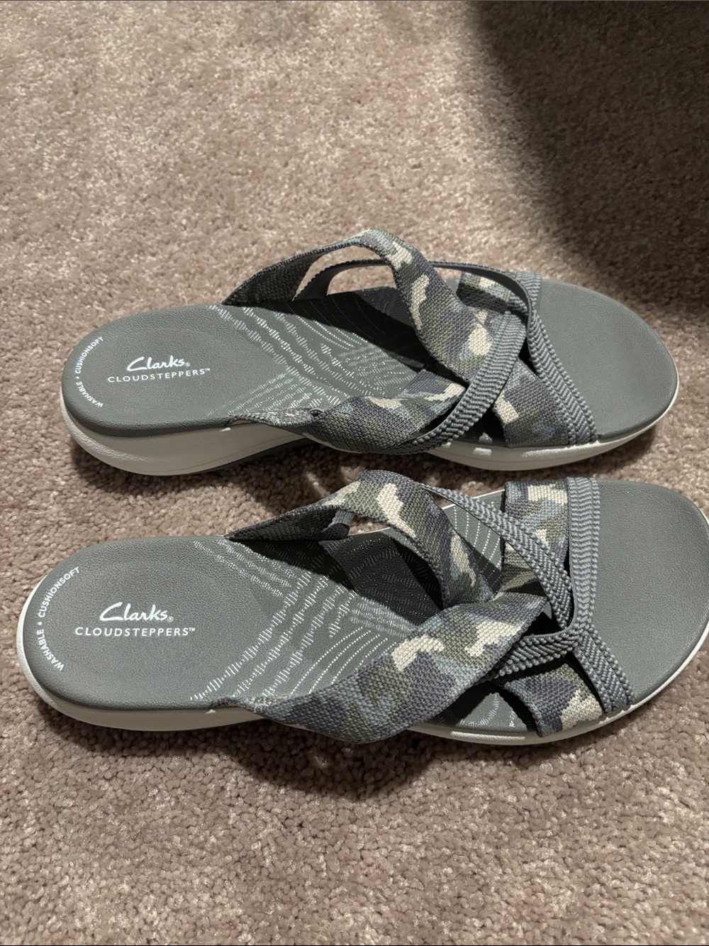Clarks Cloudsteppers Women's Gray and Green Camouflage Slide Sandals